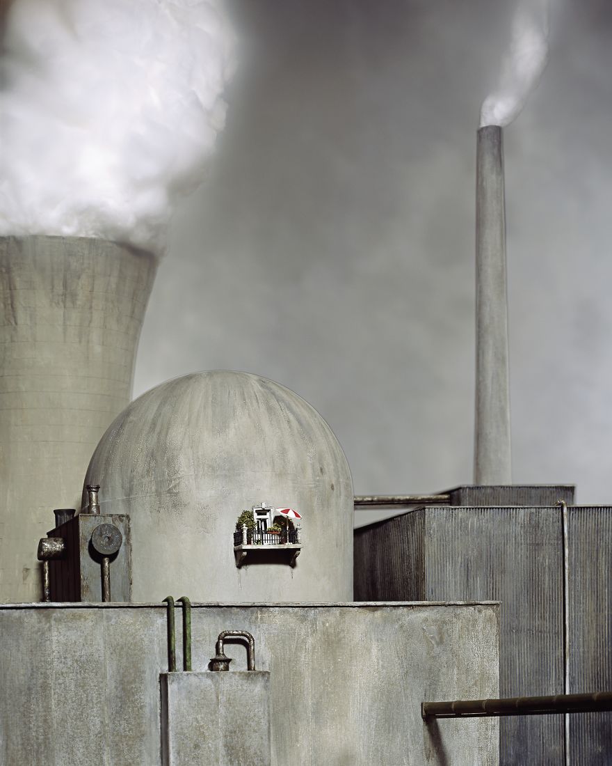 German-photographer-satirizes-modern-society-with-its-perfect-miniatures-5a3b6fa641d06__880
