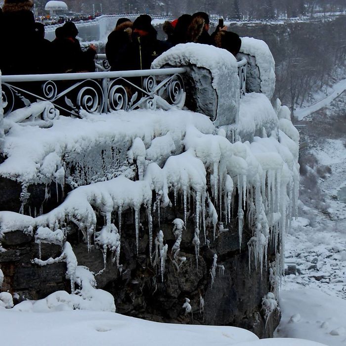 frozen-niagara-falls-14-5a4b812b497d4__700