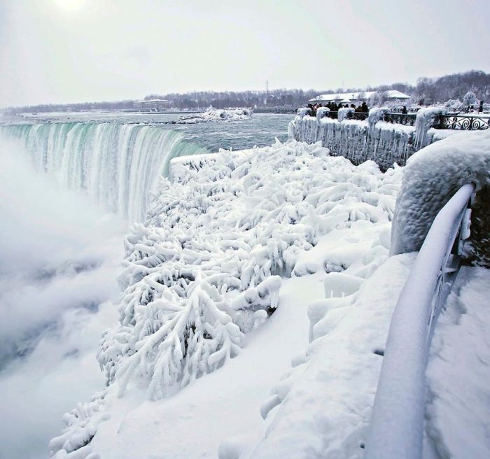 frozen-niagara-falls-5a4b7dbec0b5f__700