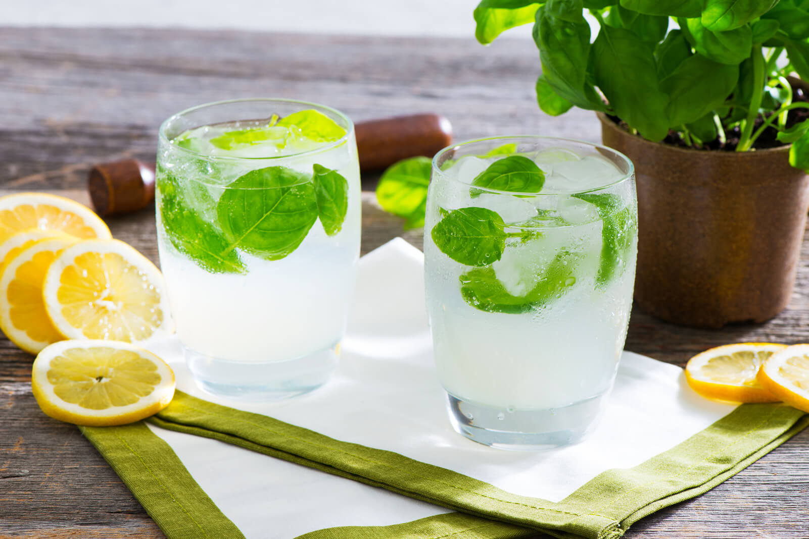 Evde Kolayca Yapabileceğiniz 9 Buz Gibi Limonata Tarifi