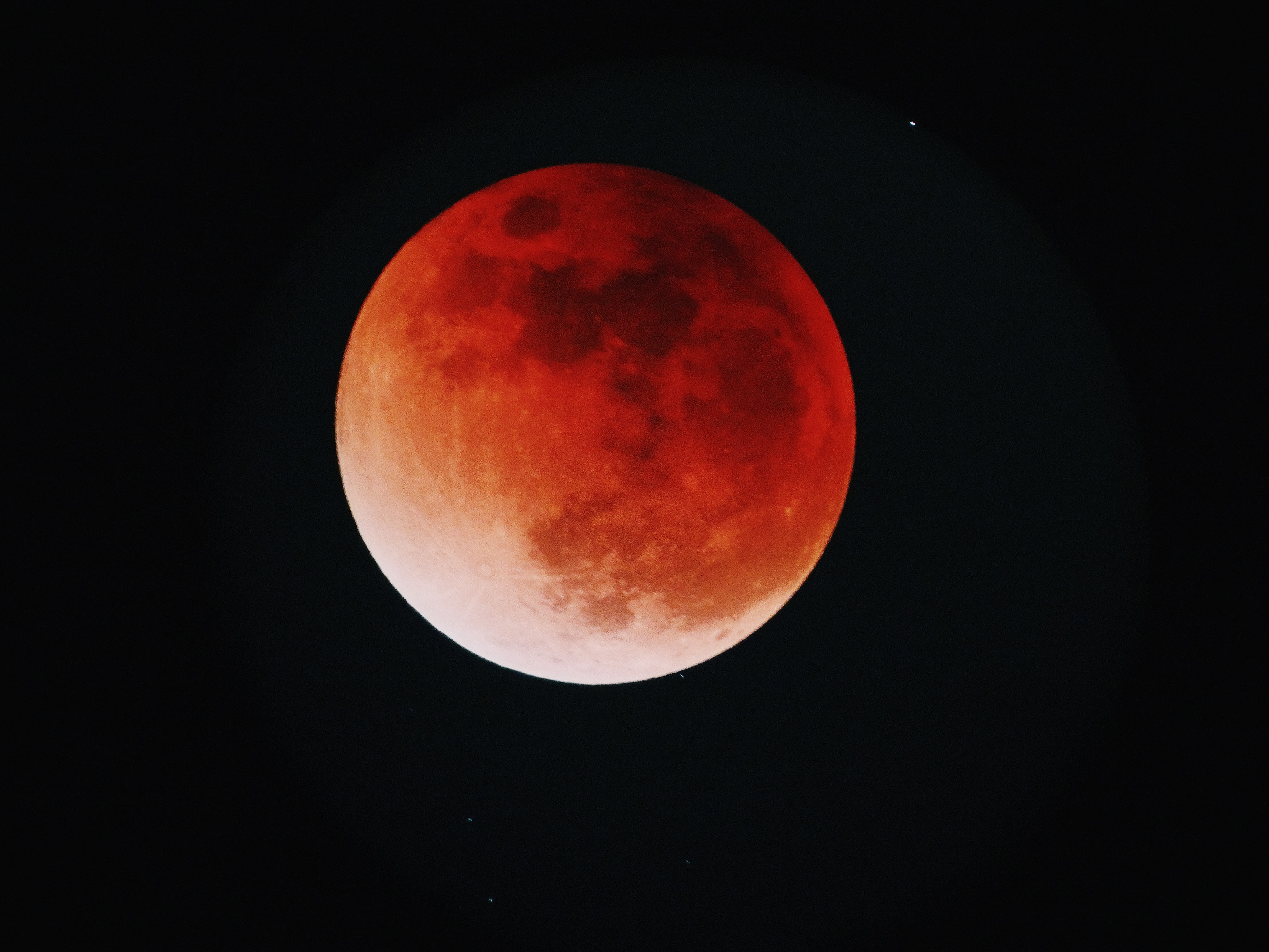 Какое было затмение луны. Кровавое затмение 2022. Лунное затмение Кровавая Луна. Лунное затмение 16 мая 2022. Красная Луна.