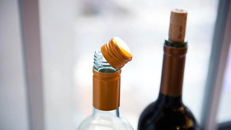 Şarap hakkında esneyebilen kurallar - Metal kapaklı şaraplar kötüdür