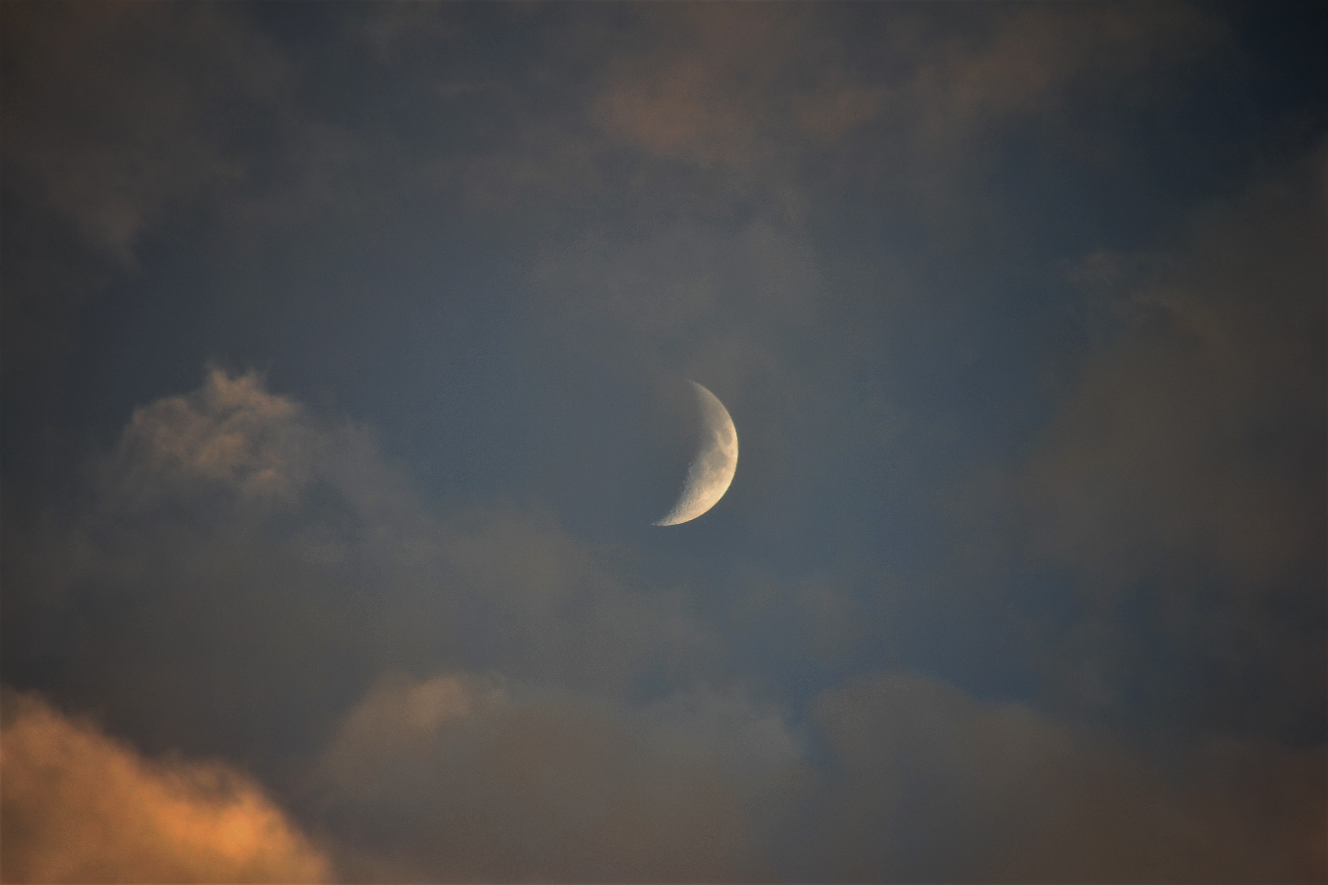Новый месяц луна. Луна на небе. Луна на дневном небе. Полумесяц на небе. Новолуние фото.