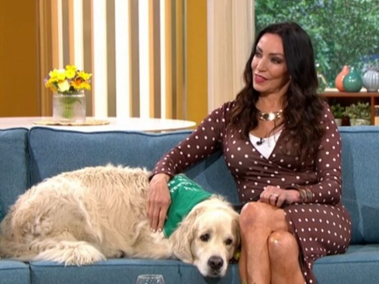 köpeğiyle dolaşan kadın