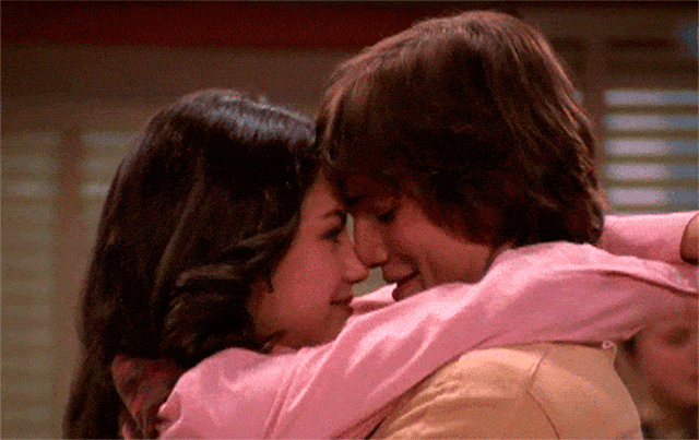 Mila Kunis ve Ashton Kutcher öpüşüyor