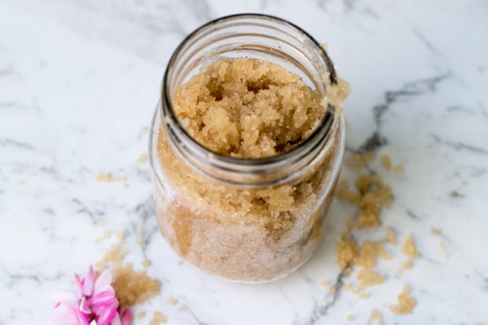 Peki peeling nedir, nasıl uygulanır ve çeşitleri nelerdir? Tüm bu soruların cevabını sizler için araştırdık ve derledik. İşte ideal bir cilt bakım rutini için peelingle ilgili bilmeniz gereken her şey ve evde peeling yapımı...