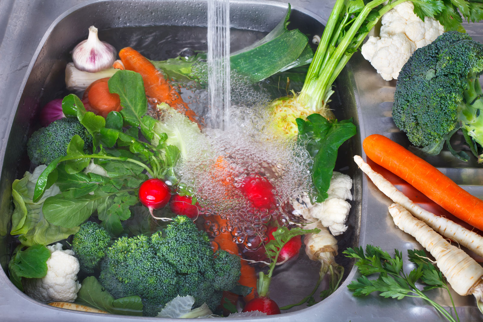Овощи не очищены. Мытье овощей. Мойка овощей. Мытые овощи. Помыть овощи.