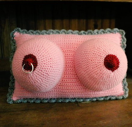 Boobie Pillows' da seks yasakları arasında yer alıyor.