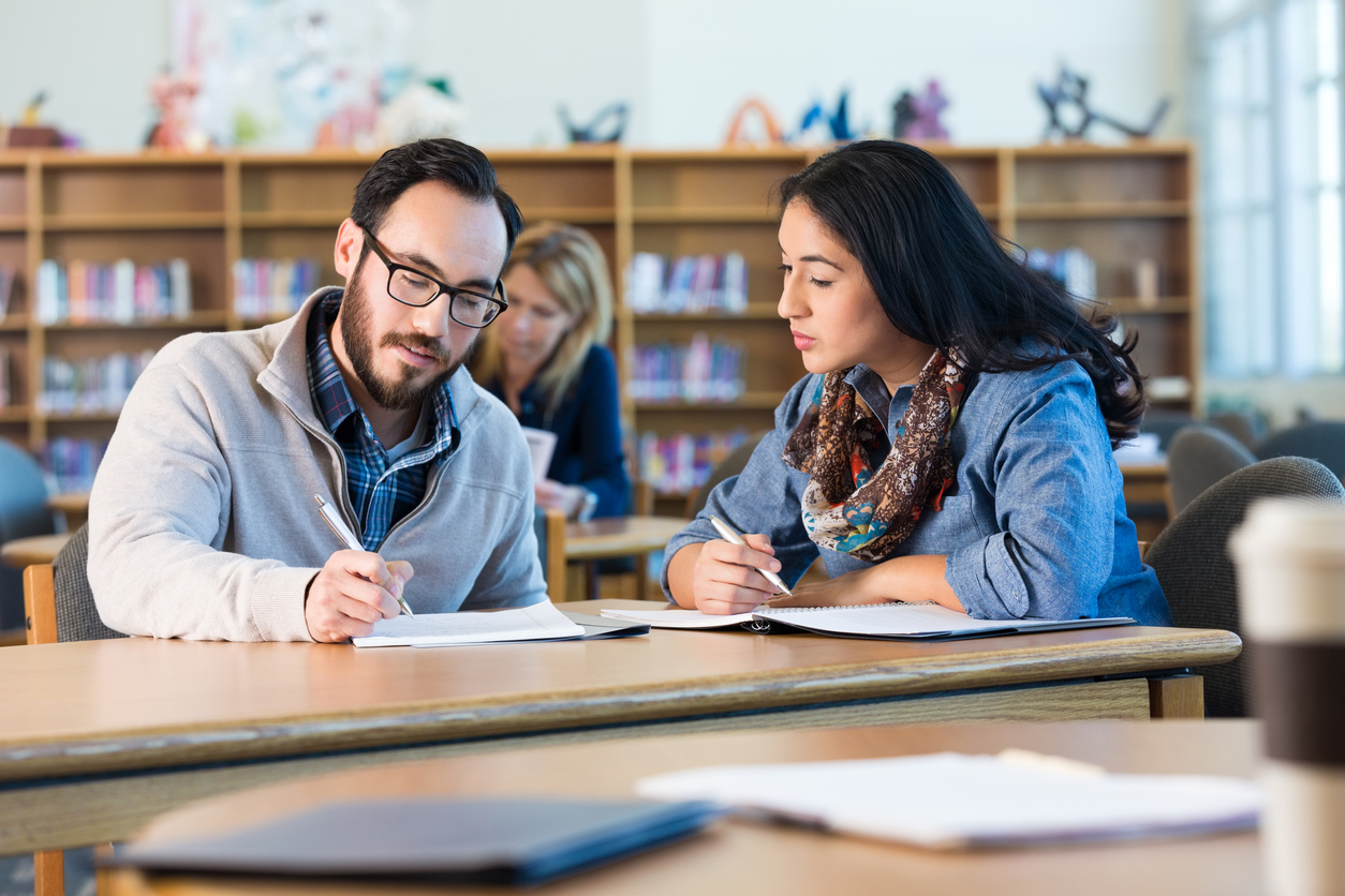 Studying together. Взрослые студенты. Взрослые студенты фото. Преподаватель помогает студенту. Tutor 4k актеры.