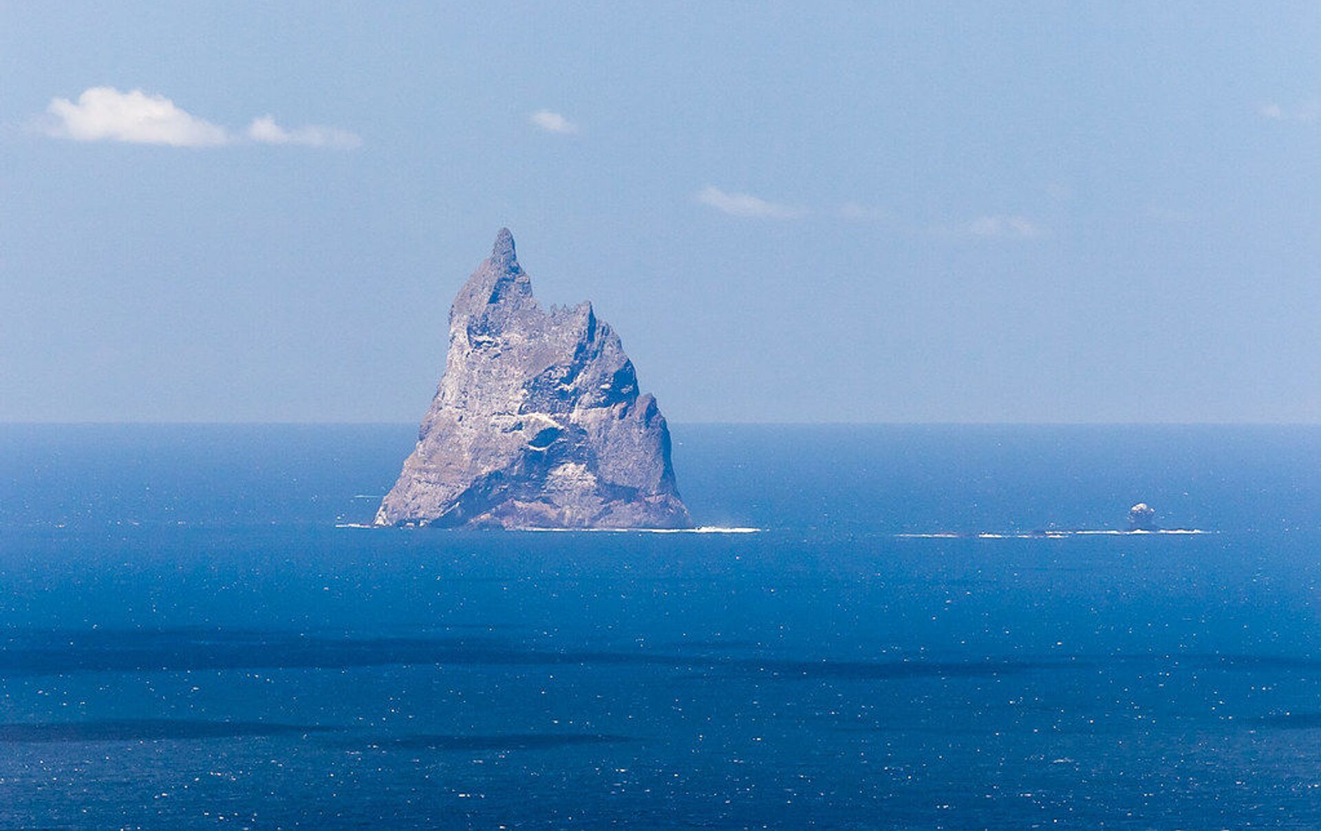 Strange islands. Остров Болс-пирамид. Остров пирамида Болла. Пирамида Болла Австралия. Остром пирамида в новой Зеландии.