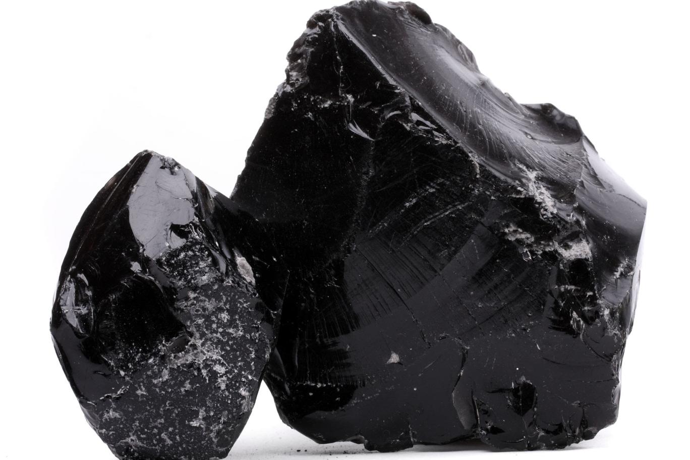 Пехштейн обсидиан. Вулканический камень обсидиан. Черный обсидиан самородок Кристалл. Вулканическое стекло обсидиан.
