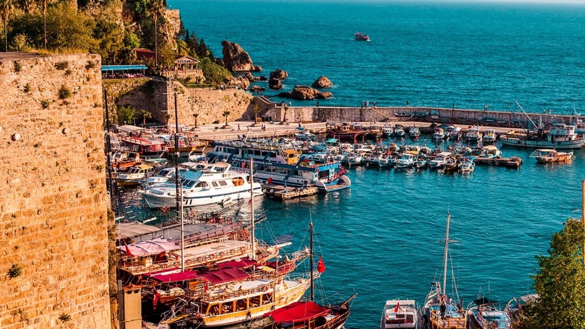 Muhteşem Falez Manzaraları İle Ünlü Antalya Muratpaşa’da Gidebileceğiniz En İyi Plajlar
