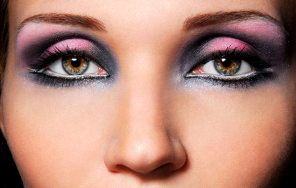 The sensual eyes, beautiful make up and bright colore